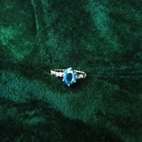 Blue/green aurora borealis oval faceted prong set size 7 ring - Picture 4 of 6